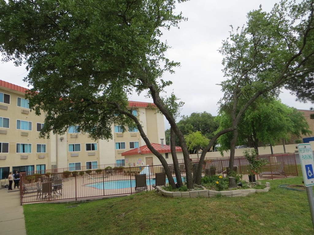 Super 8 By Wyndham Austin North/University Area Екстер'єр фото